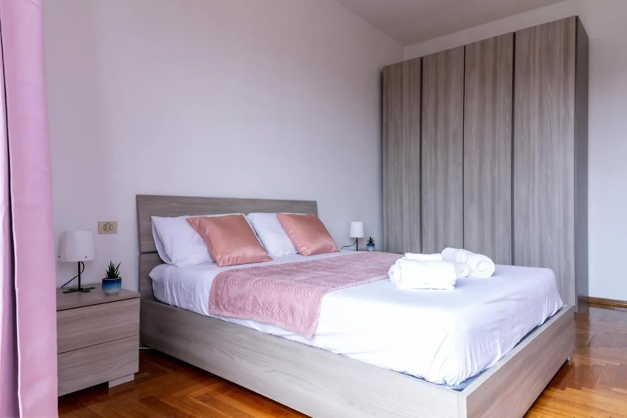 Apartment Dehomes - Luxury Grand Suite Milan Italy